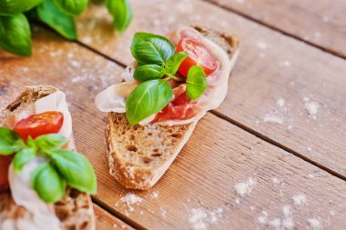 Jambon ile sağlıklı kahverengi ekmek