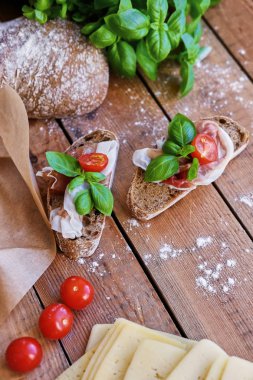 Jambon ile sağlıklı kahverengi ekmek