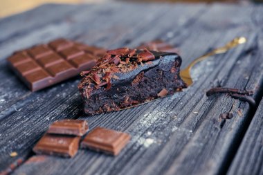 Bitter çikolata parçaları