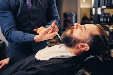 Kuaför kesim sakallı bir adamın