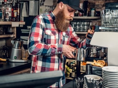 Sakallı adam kahve yapma