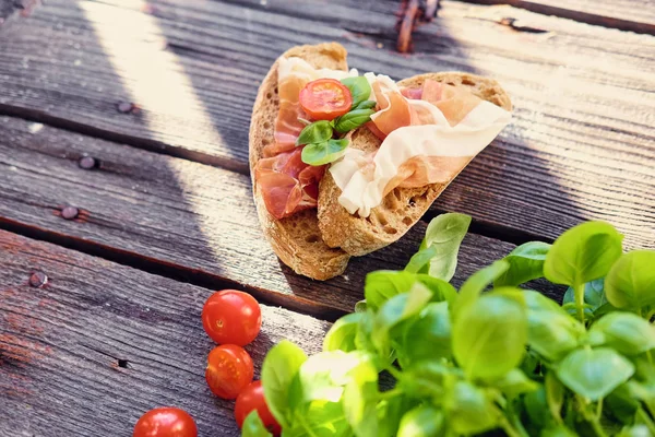 Bruin brood met ham — Stockfoto