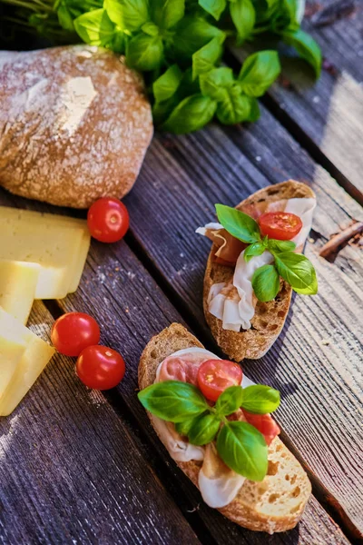 Pan integral saludable con jamón —  Fotos de Stock