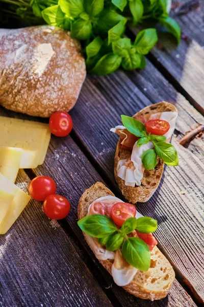 Gezond bruin brood met ham — Stockfoto