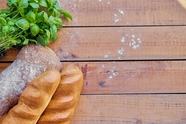 Stokbrood en een groene basilicum — Stockfoto