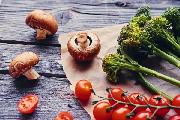 Sienet, tomaatit ja parsakaali — kuvapankkivalokuva