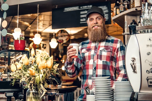 コーヒー ショップで赤毛のひげを生やした男 — ストック写真