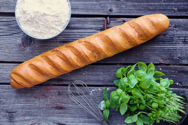 Französisches Baguette und grünes Basilikum — Stockfoto