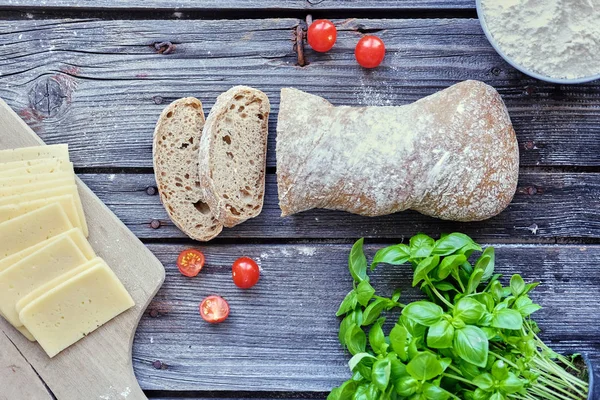 Delicioso pan blanco y albahaca verde — Foto de Stock