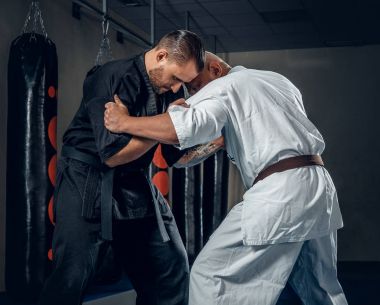 İki judo güreşçiler 