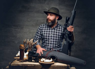 Sakallı geleneksel avcı