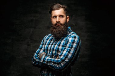 çapraz kolları olan sakallı adam