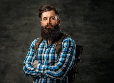 çapraz kolları olan sakallı adam