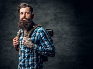 Sakallı adam sırt çantası tutar