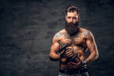 Gömleksiz adam bir pazı egzersiz yapıyor