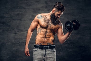 Gömleksiz adam bir pazı egzersiz yapıyor