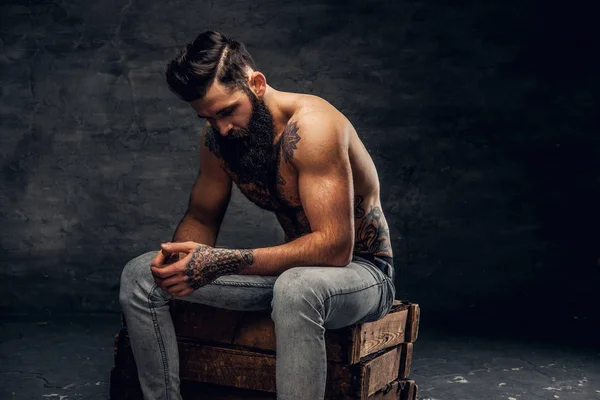 Hombre barbudo sin camisa con torso tatuado —  Fotos de Stock