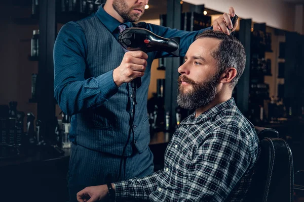 Cabeleireiro secando o cabelo do homem — Fotografia de Stock