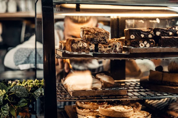 Mann in der Bäckerei. — Stockfoto