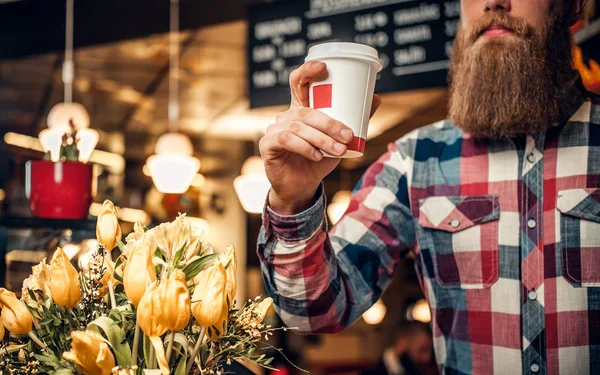 Rødhåret skjeggete mann i en kaffebar – stockfoto