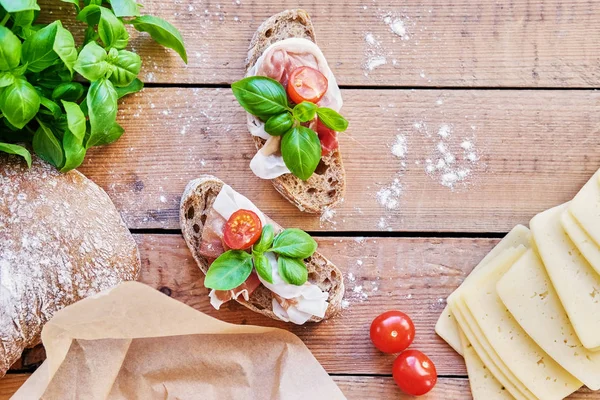 Gesundes braunes Brot mit Schinken — Stockfoto