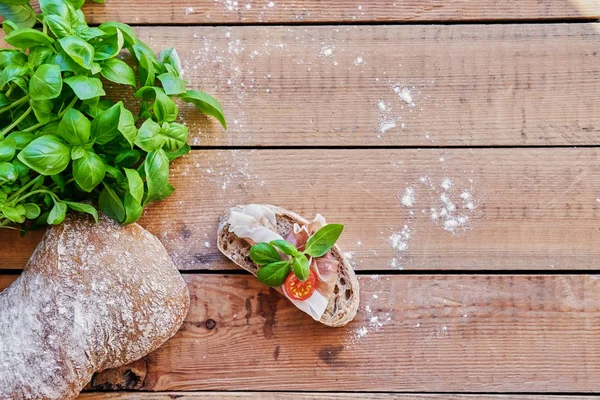 Pan integral saludable con jamón — Foto de Stock