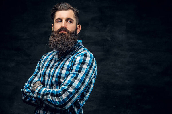 бородатый мужчина со скрещенными руками
