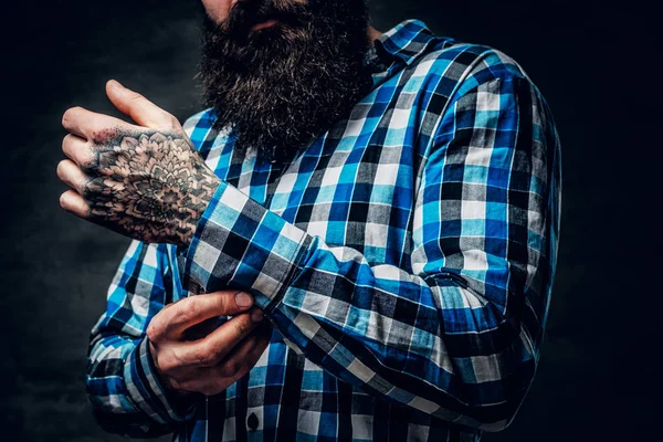 Hombre barbudo con un tatuaje en el brazo — Foto de Stock