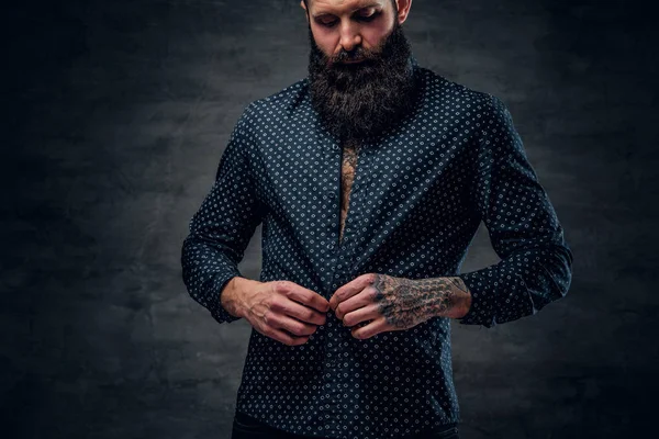 Bebaarde man in donker blauw shirt — Stockfoto