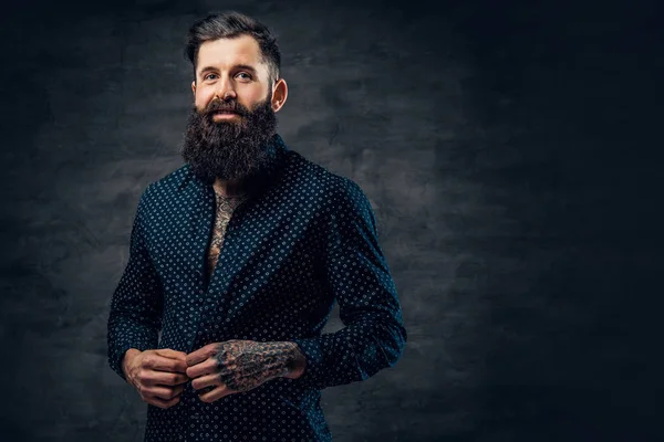 Koyu mavi gömlekli sakallı adam — Stok fotoğraf