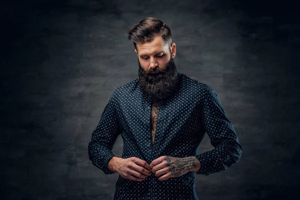 Hombre barbudo con camisa azul oscuro — Foto de Stock