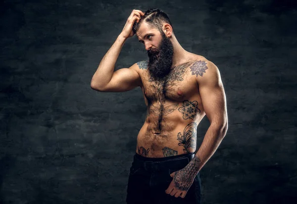 Homme barbu sans chemise avec torse tatoué — Photo