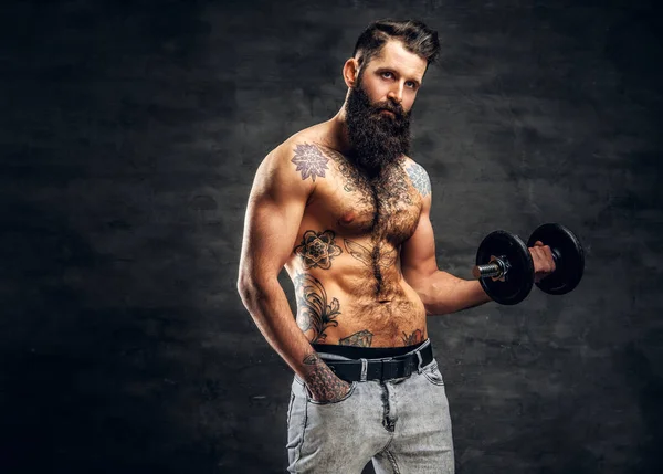 Półnagi człowiek robi treningu na biceps — Zdjęcie stockowe