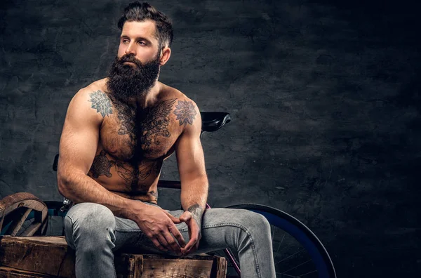 Homme barbu sans chemise avec torse tatoué — Photo
