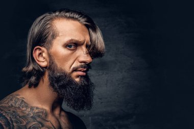 Gömleksiz, dövmeli sakallı adam 