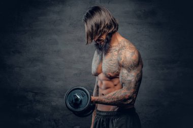 gömleksiz kaslı adam 