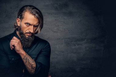 Uzun saçlı sakallı adam