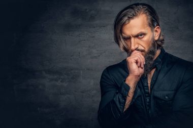Uzun saçlı sakallı adam
