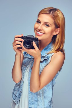 Dijital fotoğraf makinesi kız tutar