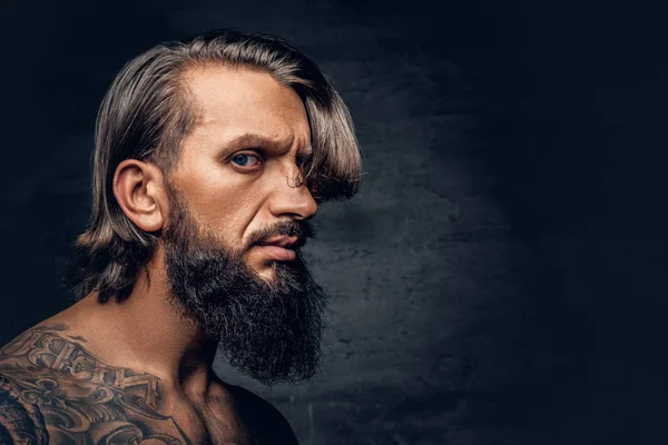 Мужчина без рубашки, татуированный бородач — стоковое фото