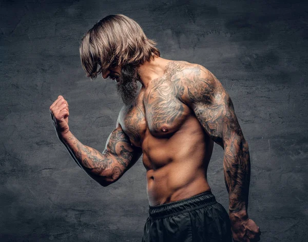 Sin camisa, hombre barbudo tatuado — Foto de Stock