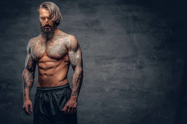 Homme barbu, sans chemise, tatoué — Photo