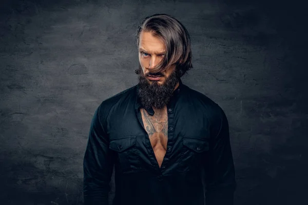 Бородатий чоловік одягнений у чорну сорочку — стокове фото