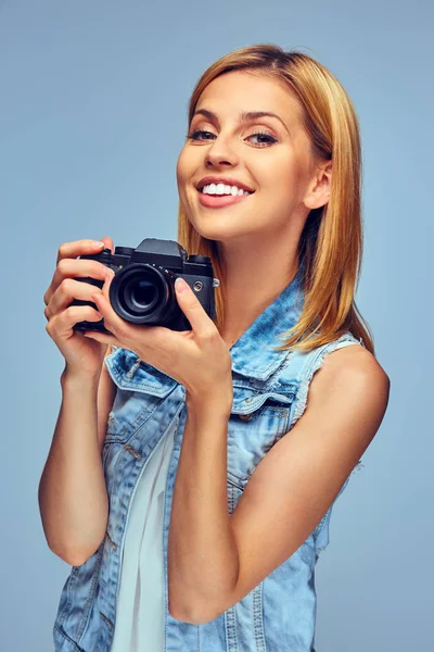 女の子は、デジタル写真のカメラを保持しています。 — ストック写真