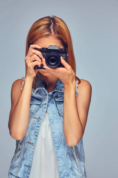 Menina detém câmera de foto digital — Fotografia de Stock