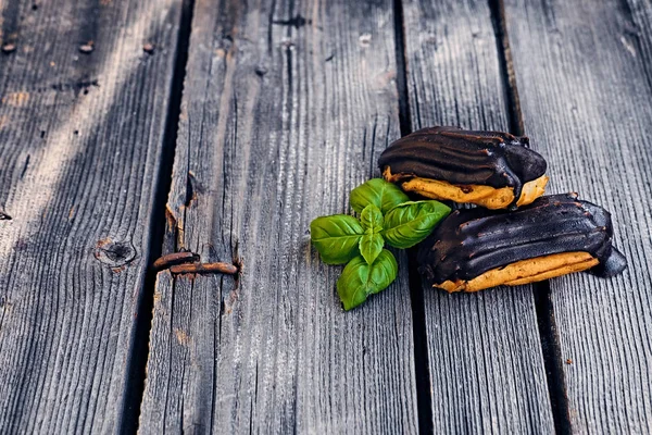 Deliziosi eclairs al cioccolato con foglie di menta — Foto Stock