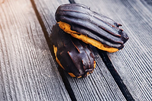 Delicious chocolate eclairs — Stock Photo, Image