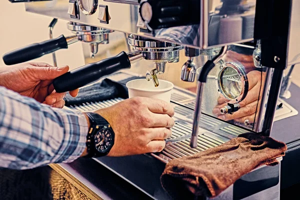 Mann bereitet Cappuccino in einem Café zu — Stockfoto