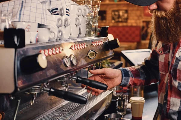 Hombre haciendo café —  Fotos de Stock