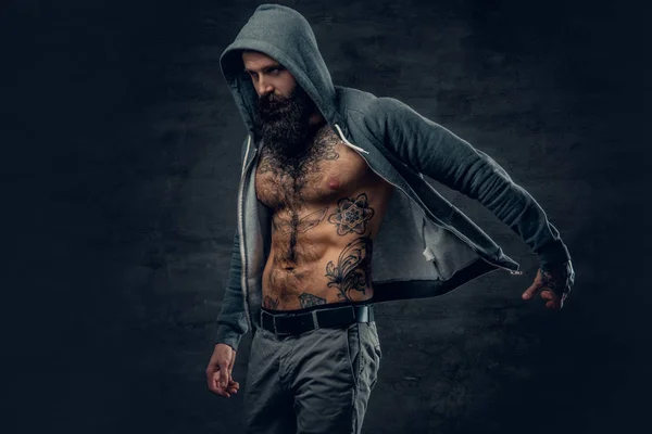 Sportovní vousatý muž v šedá mikina — Stock fotografie